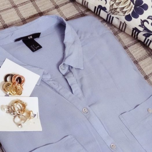 H&M – feine Long­bluse in hell­blau + Ringe in silber, gold, rosé