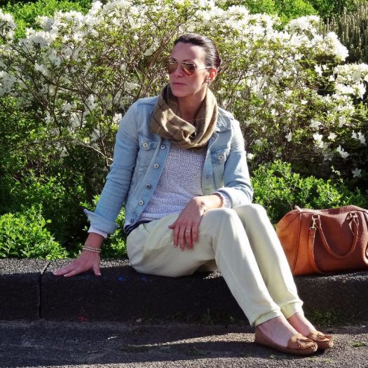 Leichte Stoff­hose in gelb mit weißem Strick­pull­over und Jeansjacke