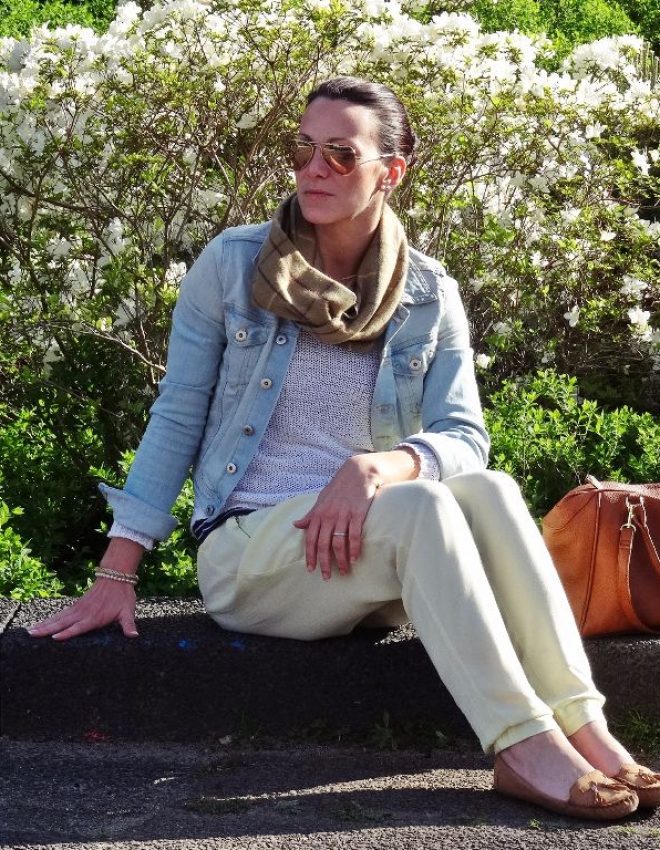 Leichte Stoff­hose in gelb mit weißem Strick­pull­over und Jeansjacke