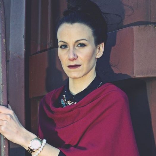 Roter Poncho, schwarze Bluse &&nbsp;ein biss­chen Twilight