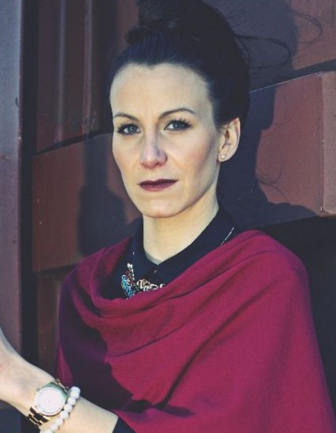 Roter Poncho, schwarze Bluse &&nbsp;ein biss­chen Twilight