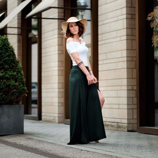 Culotte in moos­grün mit Car­men­shirt &&nbsp;Sonnenhut