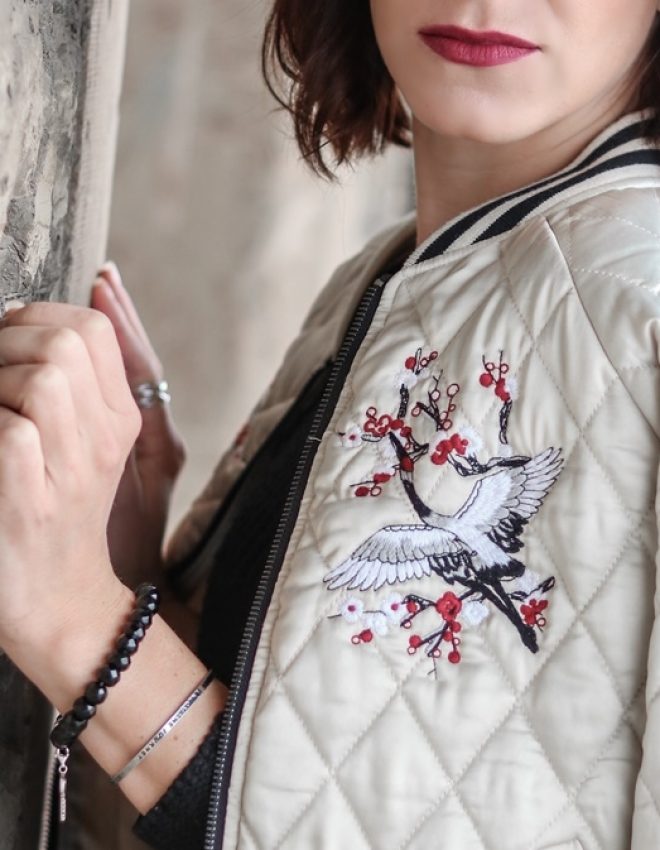 #Out­fit² – Vero Moda Bom­ber­jacke in beige mit Stickerei
