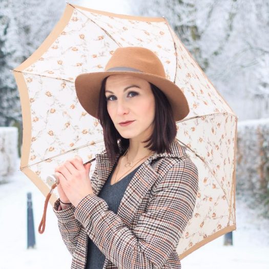 #Sher­lock­Holmes – Graues Strick­kleid mit Filzhut und Zippy Boots