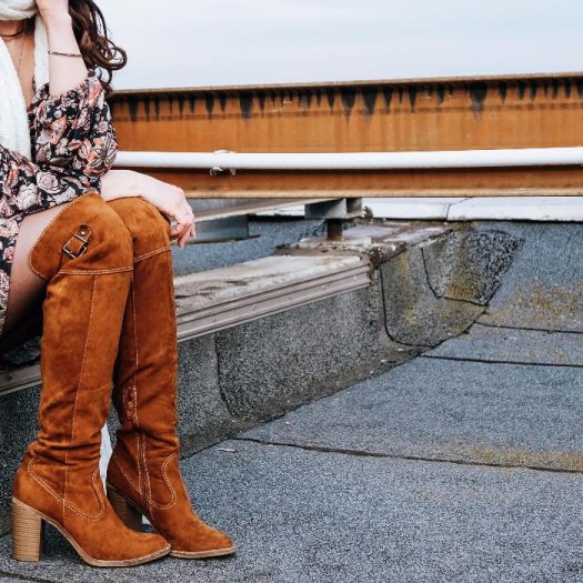 Geblümtes Boho-Kleid mit cognac­far­benen Overknees