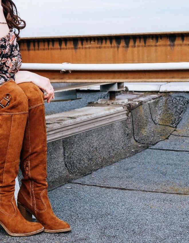 Geblümtes Boho-Kleid mit cognacfarbenen Overknees