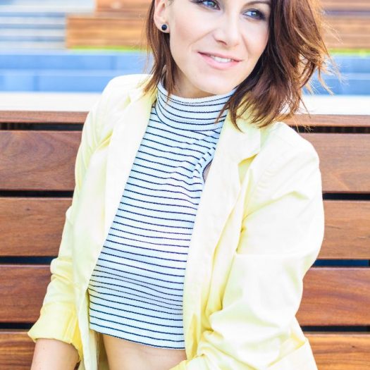 Som­mer­li­ches Outfit mit zitro­nen­gelbem „Gute-Laune-Blazer“