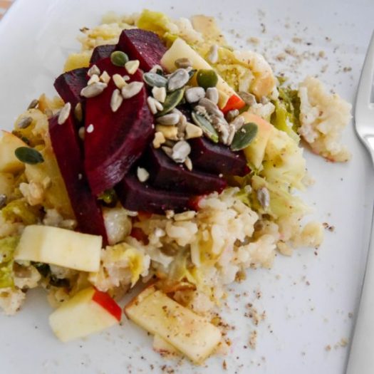 Herbst­küche: Ofen-Risotto mit Wir­sing, Apfel &&nbsp;rote Beete