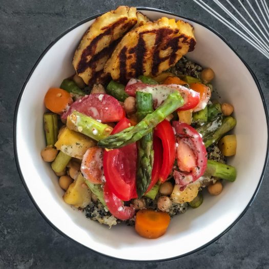 Bowl mit Quinoa, Kicher­erbsen, Pas­ti­nake, grünem Spargel &&nbsp;Halloumi